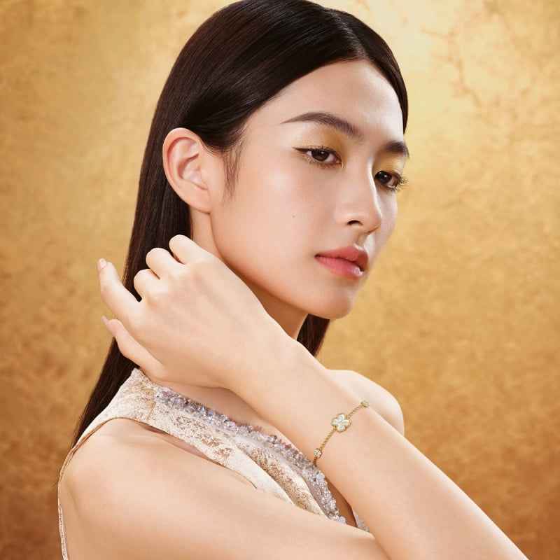 FIYTA Little Luck Four-Leaf Clover Bracelet AB0013.GSDM worn on the wrist (Gold & Silver)
