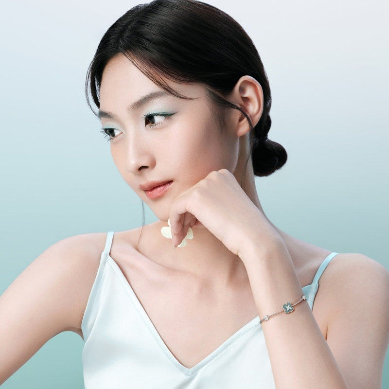 FIYTA Little Luck Four-Leaf Clover Bracelet AB0015.WSDG worn on the wrist (Aqua Blue)