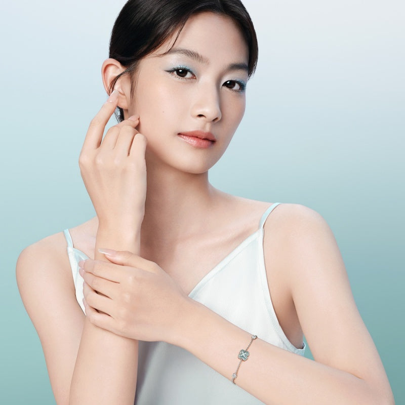 FIYTA Little Luck Four-Leaf Clover Bracelet AB0015.WSDG worn on the wrist (Aqua Blue)