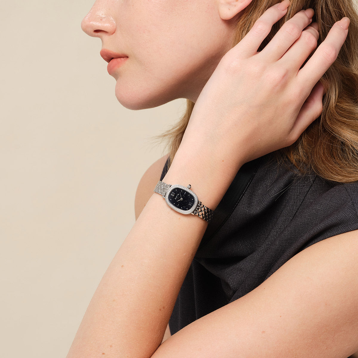 FIYTA Cocoa Zircon-Set Women's Quartz Watch L865018.WLWD wearing photo 1 (Navy Blue Dial / Silver Strap)