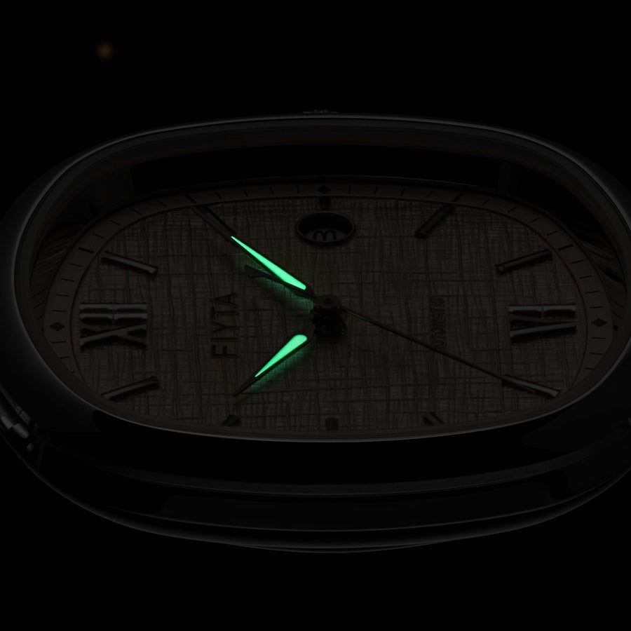 The hands on the FIYTA Tempered light-dial watch glowing green against a dark background. (GA850028.WWW)